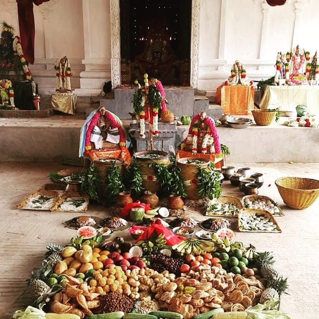 As part of the tradition, sacred koozh (porridge) is offered to Devi and then shared as prasad among devotees.