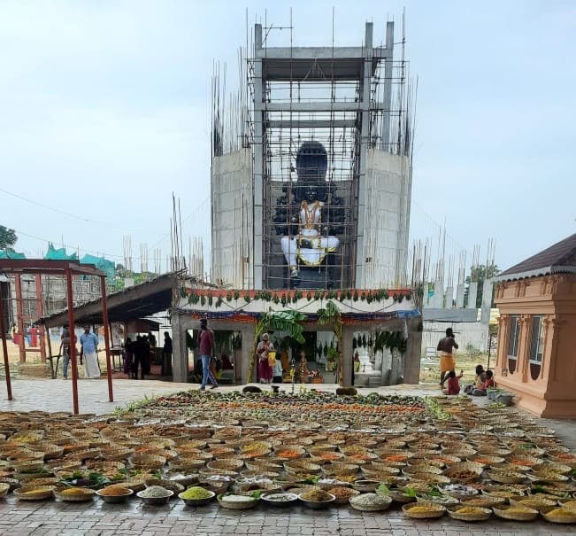 Podhupadayal - Unity in Diversity - Devotees from all walks of life come together to offer Podhupadayal - symbolizing Vasudhaiva Kutumbakam.